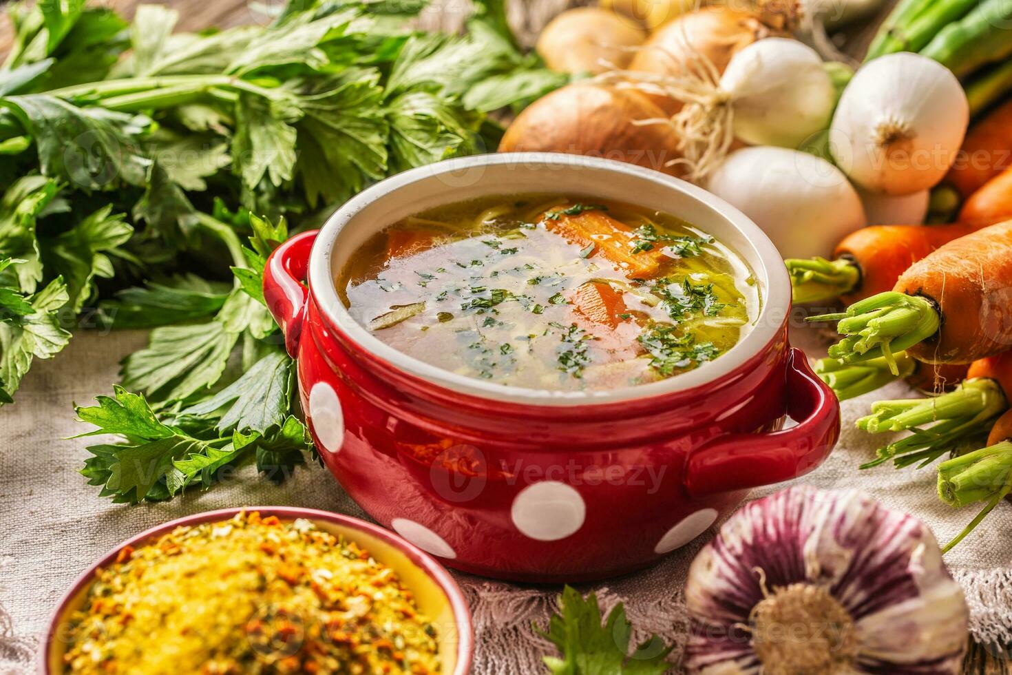 kyckling soppa buljong i en årgång skål med hemlagad spaghetti morot lök selleri örter vitlök och färsk grönsaker foto