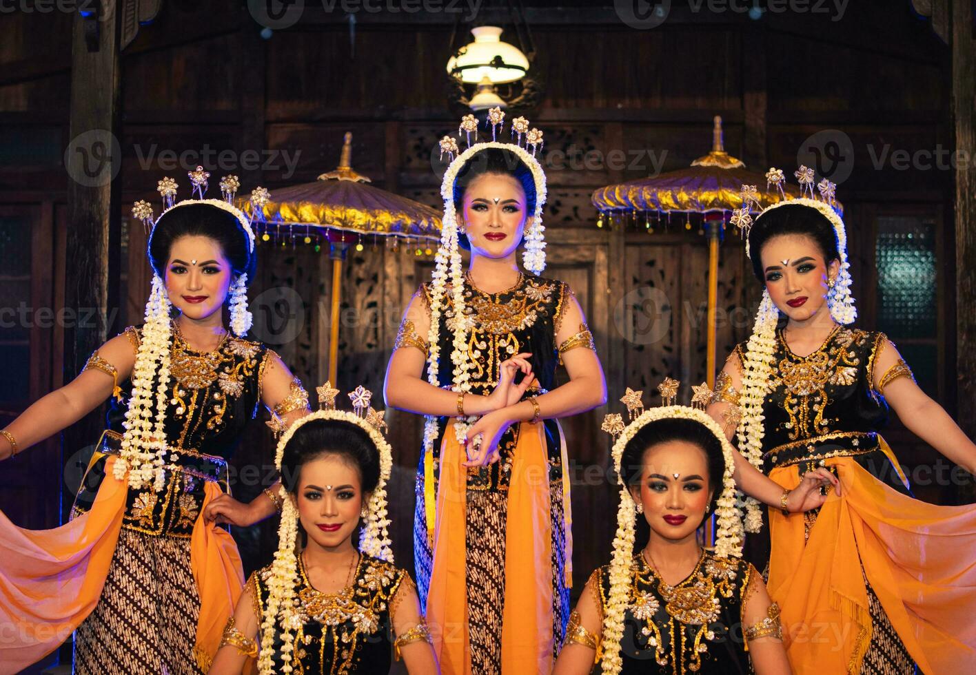 en grupp av javanese dansare poser dans med deras vänner medan tar bilder på de skede foto