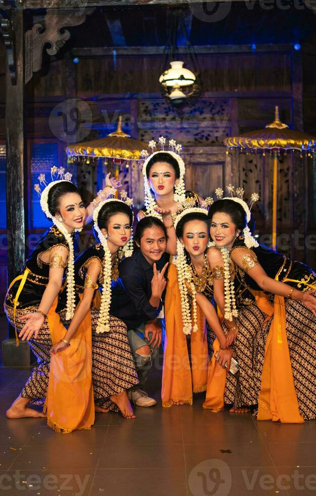 en grupp av javanese dansare gör rolig ansikten medan tar bilder tillsammans på skede foto