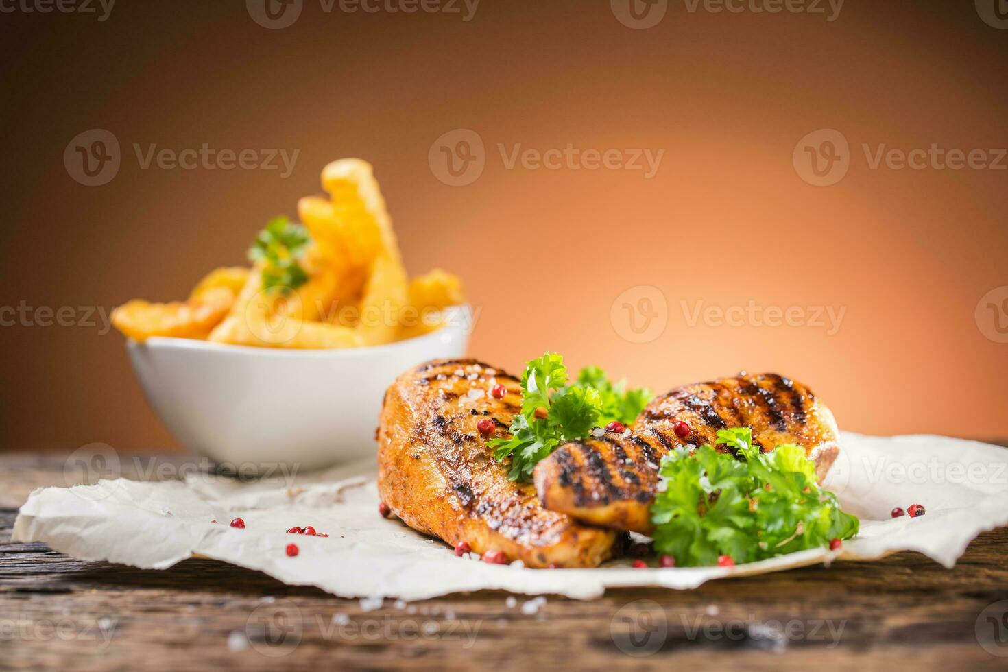 grill kyckling bröst salt peppar persilja örter och franska potatis frites foto