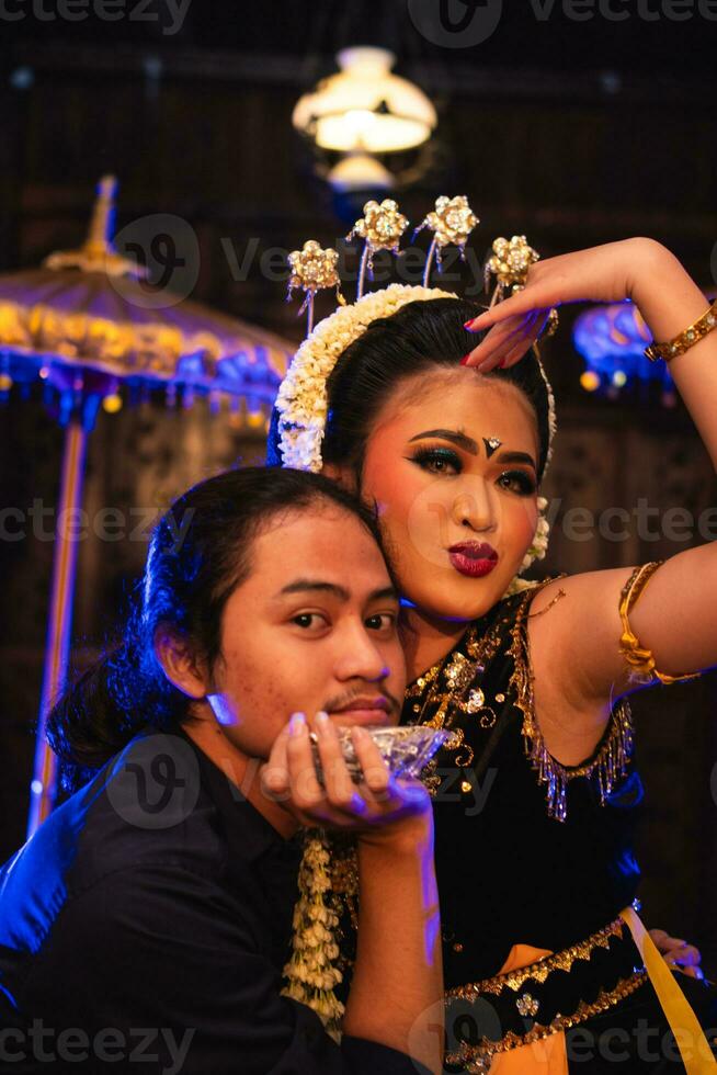 en javanese dansare tar bilder med fläktar på skede foto