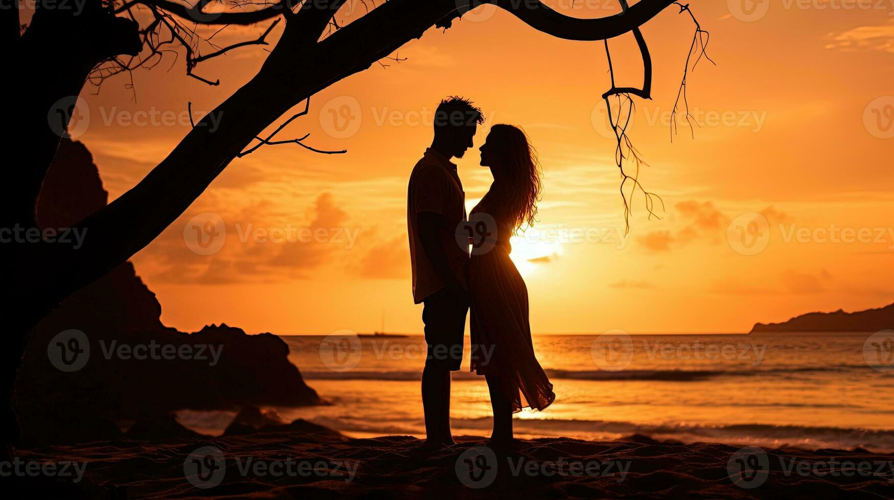 strand solnedgång skapar romantisk silhuett av par foto