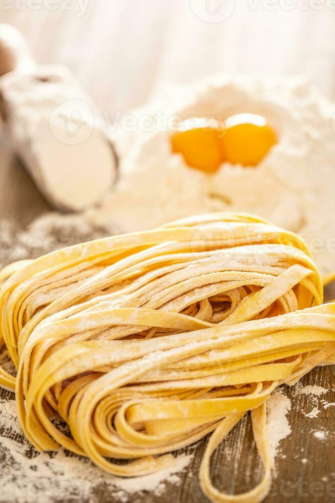 förberedelse pasta tagliatele från mjöl och ägg - närbild foto