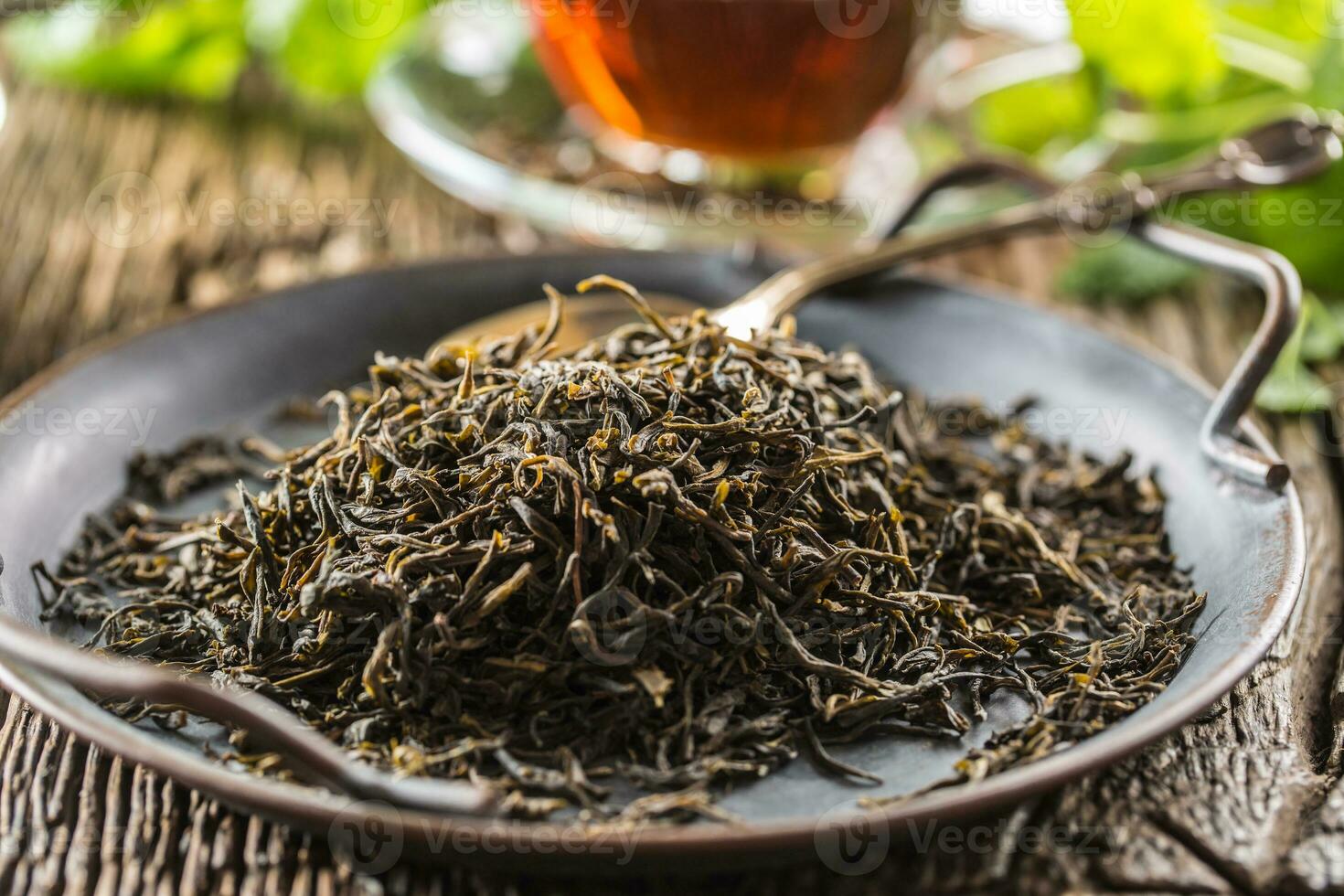 torkades te löv i skål på rustik trä- tabell foto