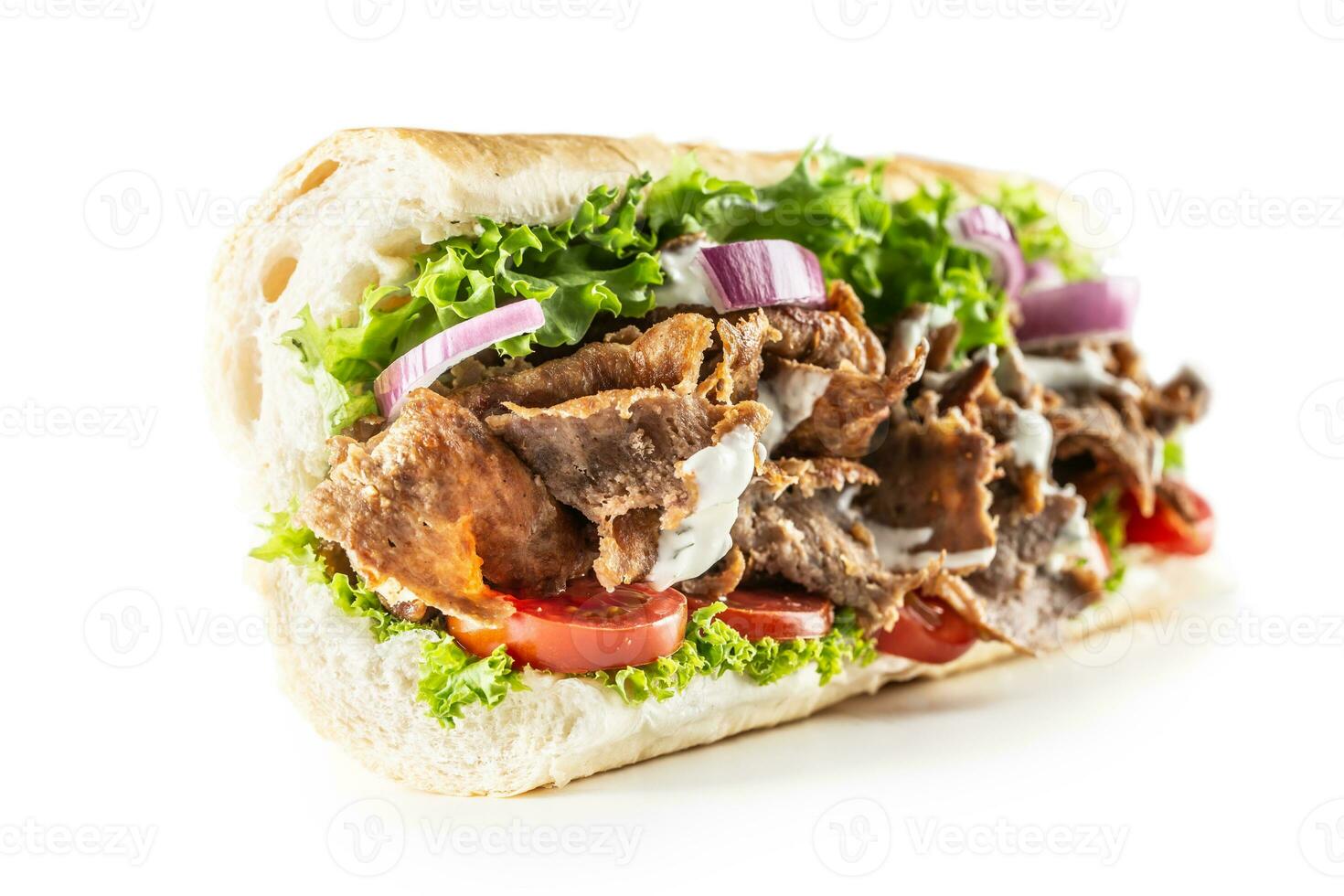 isolerat turkiska kebab baguette med generös del av grönsaker och ordentligt grillad kalvkött eller kyckling kött foto