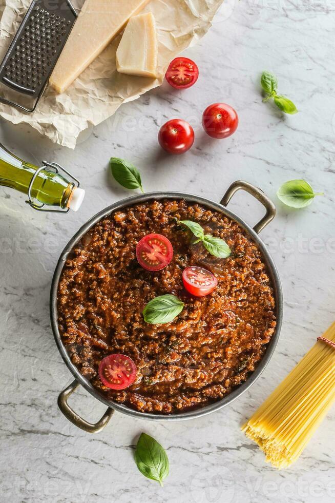 klassisk italiensk bolognese sås med Ingredienser pasta spaghetti oliv olja tomater basilika och parmesan ost foto