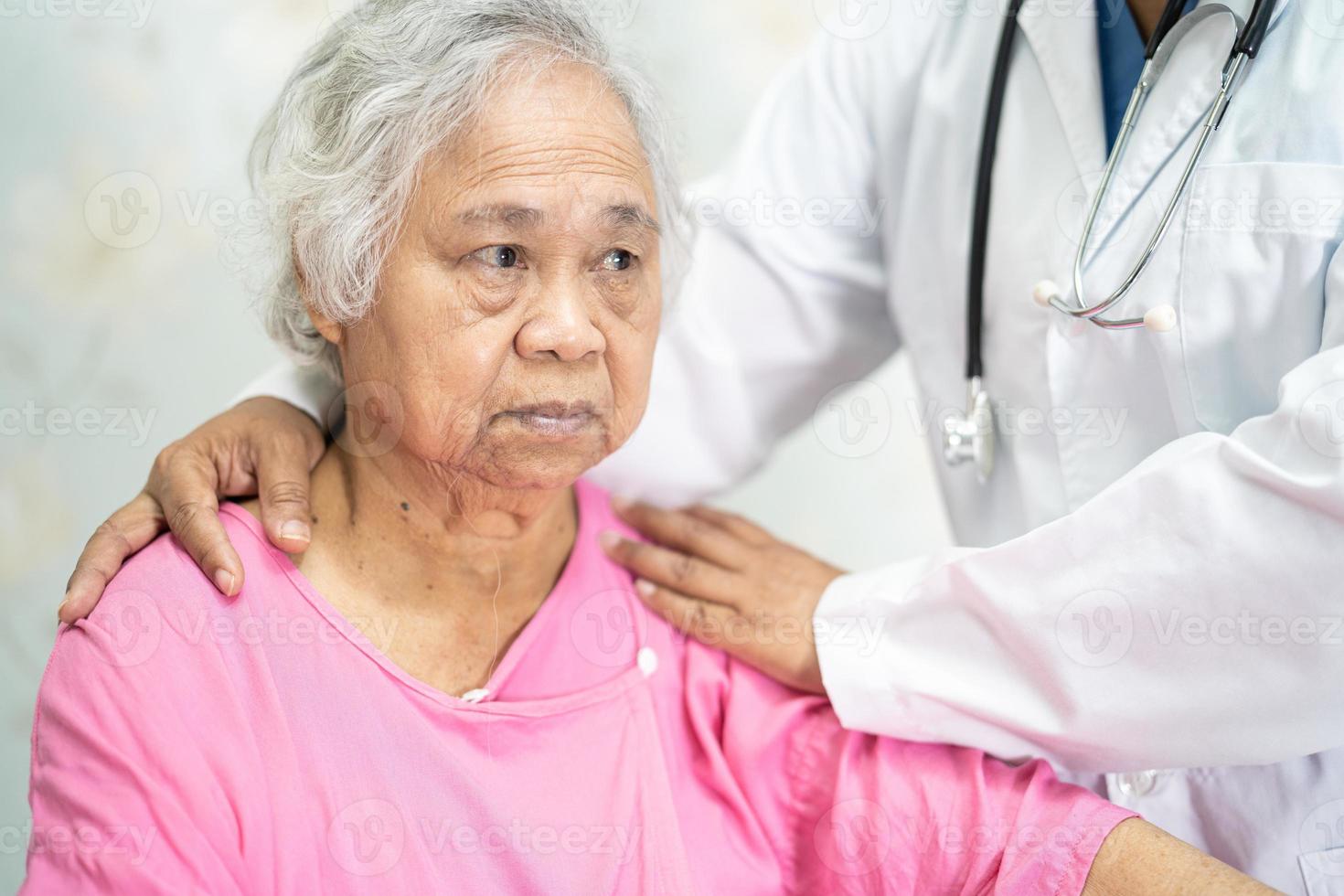 asiatisk sjuksköterska sjukgymnast läkare röra asiatisk senior eller äldre gammal dam kvinna patient med kärlek, vård, att hjälpa, uppmuntra och empati på vårdavdelningen, hälsosamt starkt medicinskt koncept. foto