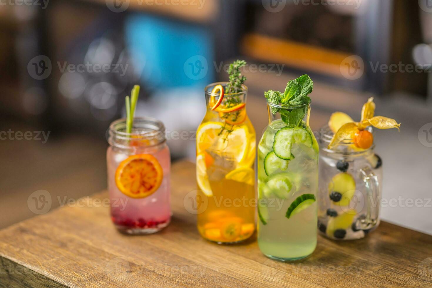 lemonader. lemonader med färsk tropisk frukt och gurka på bar disken i pub eller restaurang foto