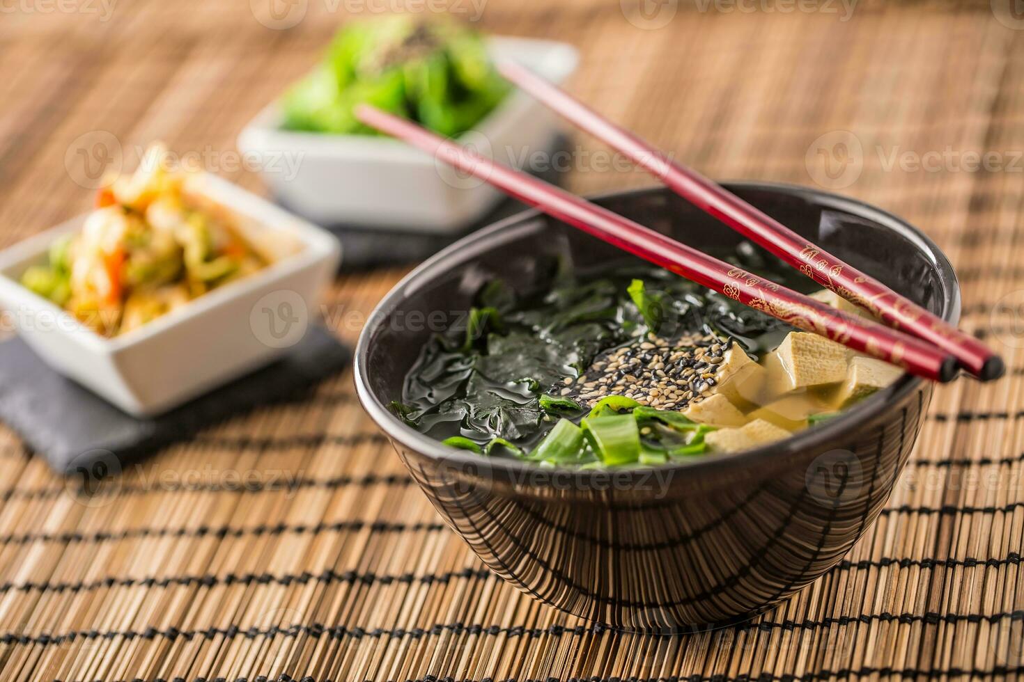 traditionell japansk soppa miso med tofu tång ätpinnar och ung lök foto