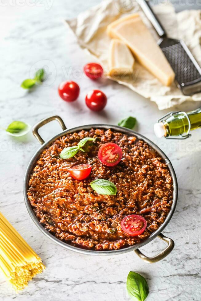 klassisk italiensk bolognese sås med Ingredienser pasta spaghetti oliv olja tomater basilika och parmesan ost foto