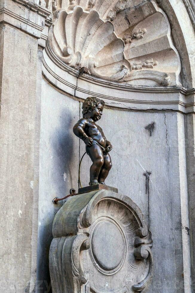 manneken pis liten man kissa eller le petit julien, en mycket känd brons skulptur landmärke i bryssel foto