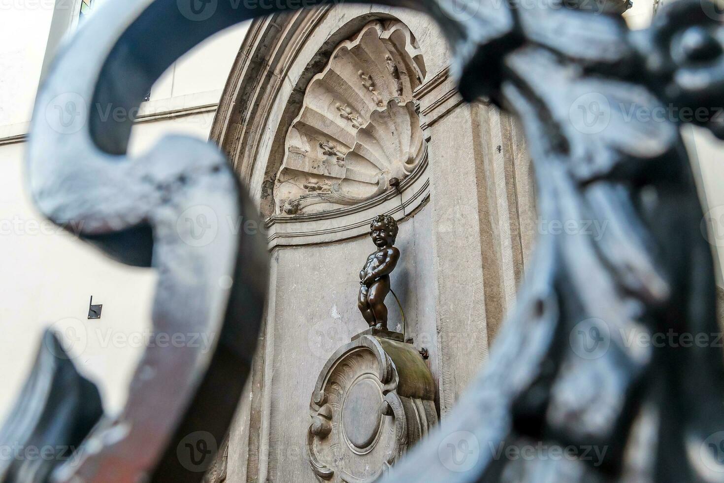 manneken pis liten man kissa eller le petit julien, en mycket känd brons skulptur landmärke i bryssel foto