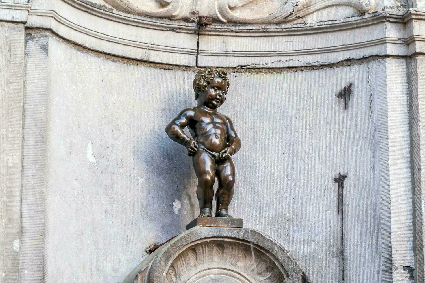 manneken pis liten man kissa eller le petit julien, en mycket känd brons skulptur landmärke i bryssel foto