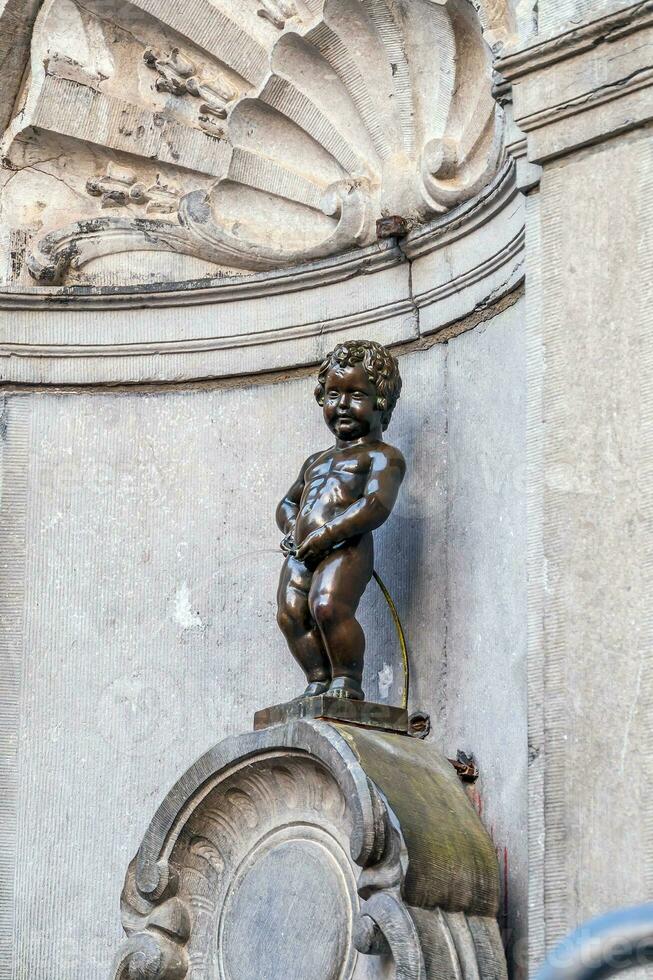 manneken pis liten man kissa eller le petit julien, en mycket känd brons skulptur landmärke i bryssel foto