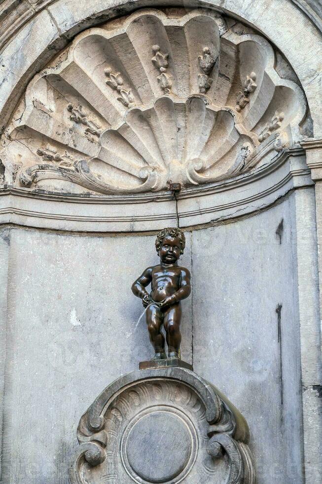 manneken pis liten man kissa eller le petit julien, en mycket känd brons skulptur landmärke i bryssel foto