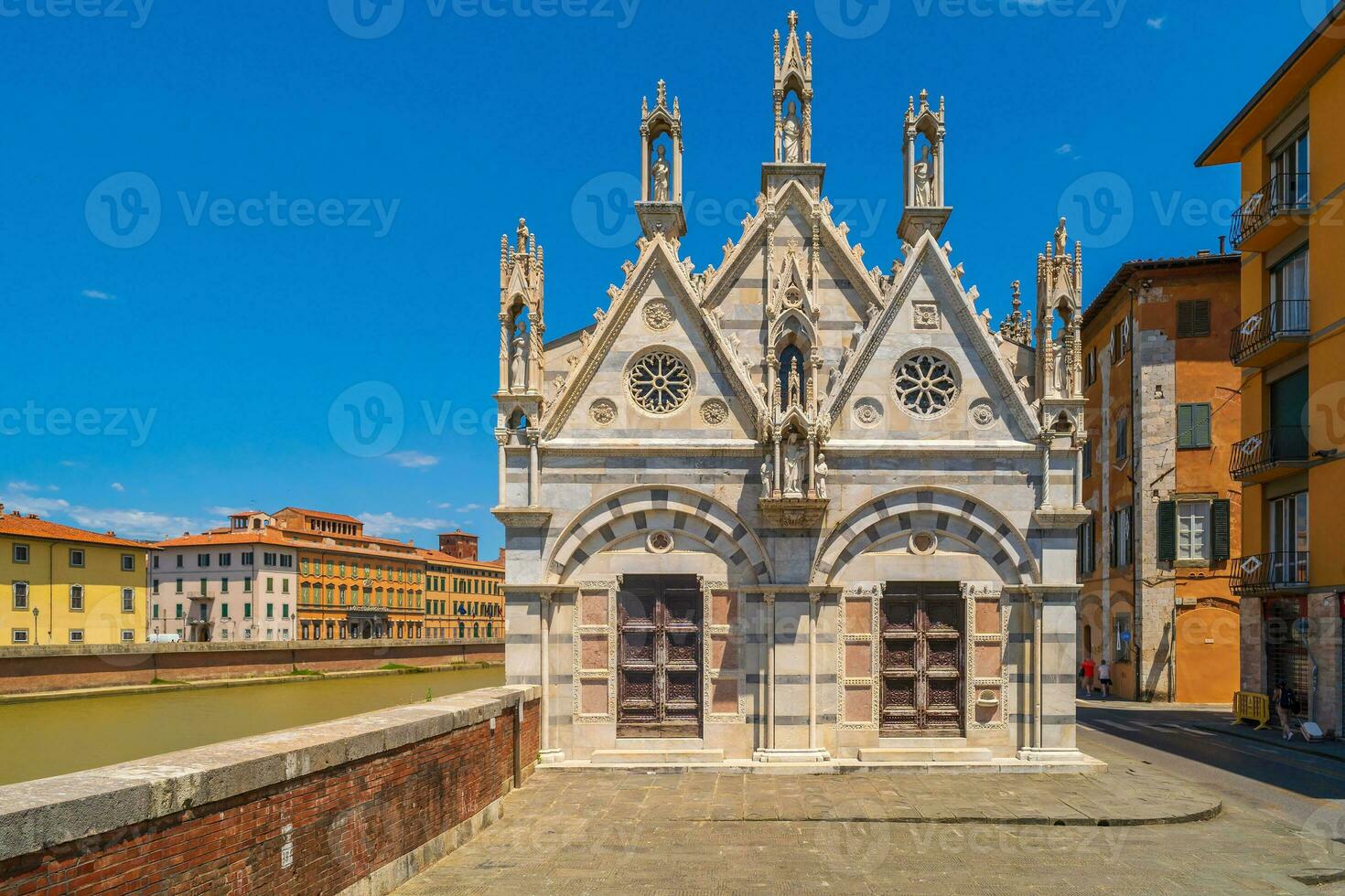 santa maria della ryggraden, skön kyrka nära flod arno i pisa, tuscany foto