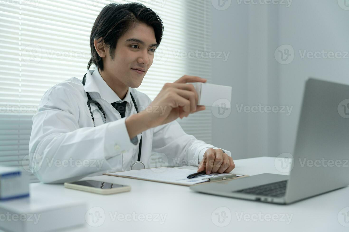 telemedicinska. läkare förklarar de medicin till de patient förbi video konferens. asiatisk läkare är behandla patienter genom telekommunikation medan beskrivande de sjukdom . teknologi för hälsa. foto