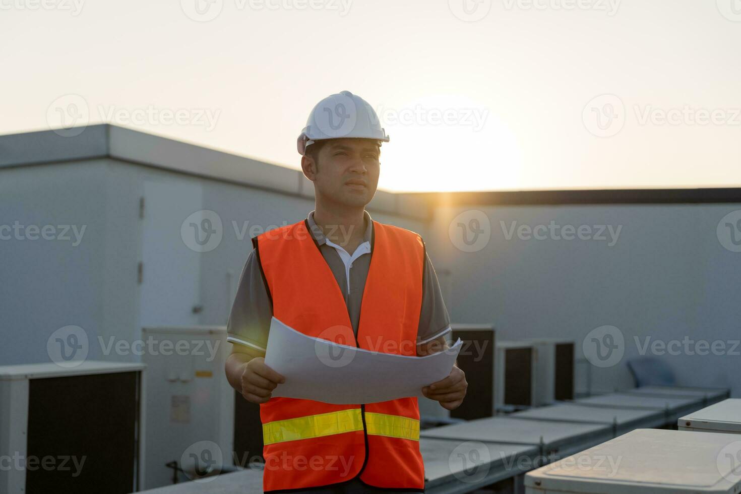 asiatisk underhåll ingenjör Arbetar på de tak av fabrik. entreprenör inspektera kompressor systemet och planer installation av luft tillstånd system i konstruktion. checklista, inspektör, kontrollera foto