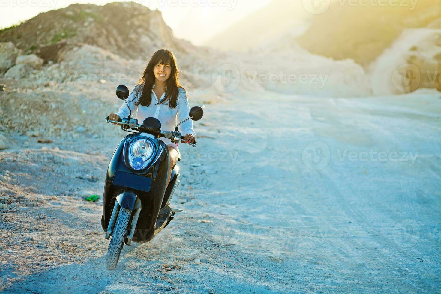 kvinna som kör en motorcykel foto