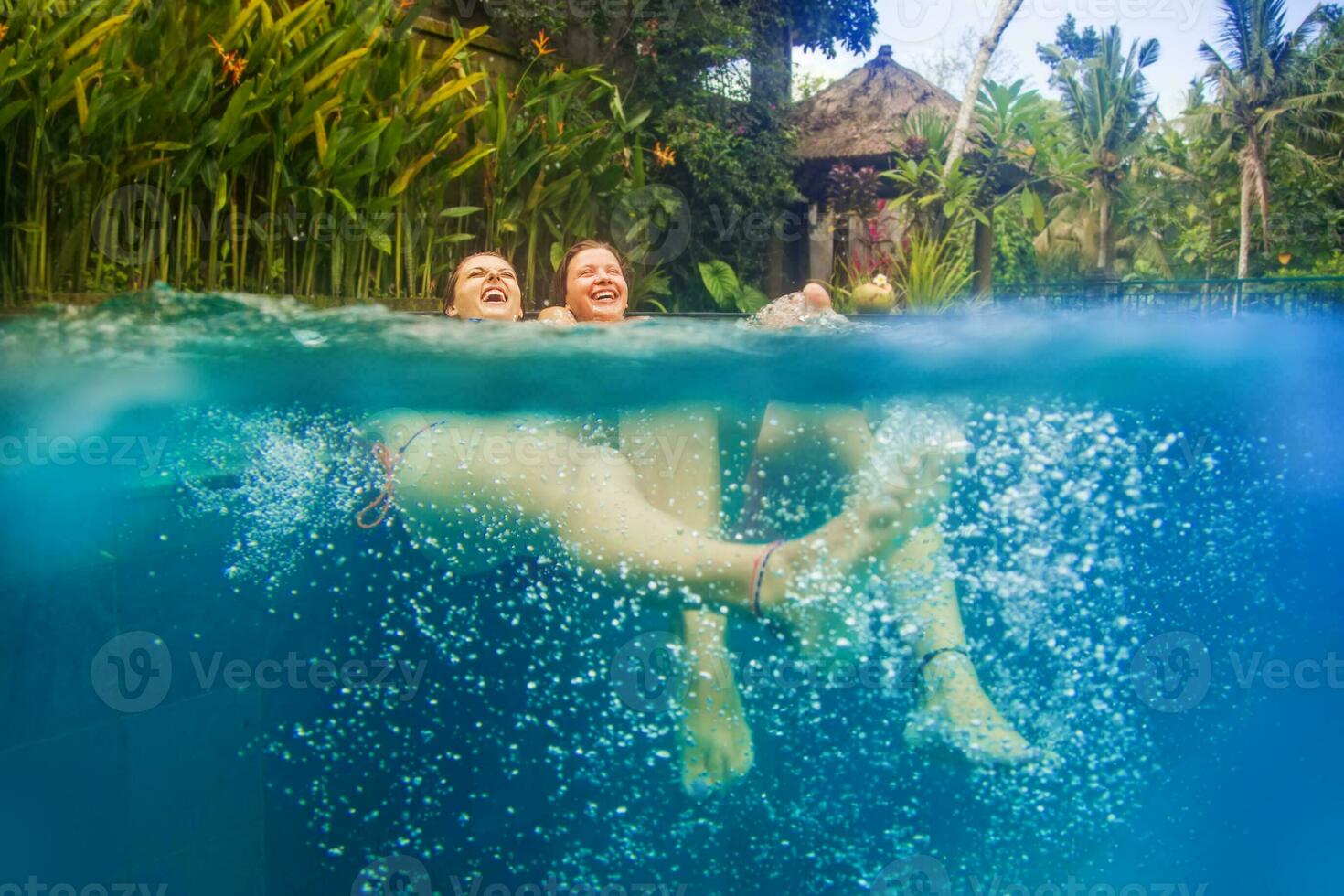 två kvinnor simning i de slå samman på en tillflykt foto