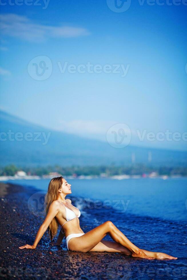 vacker kvinna på stranden foto