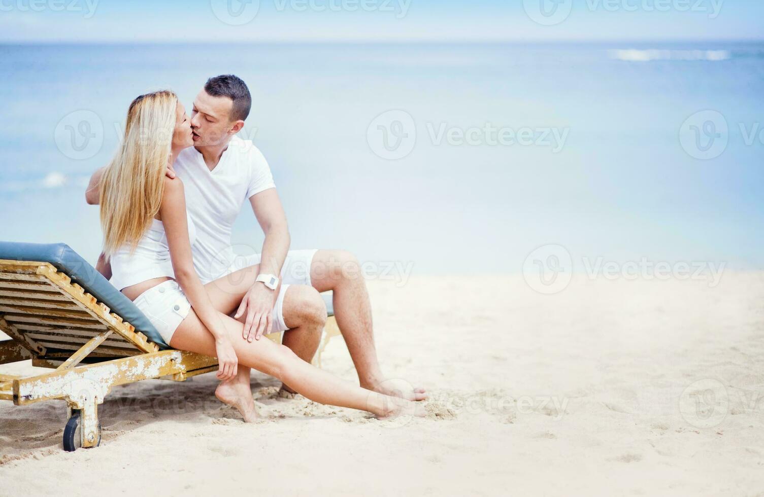 lyckliga par på stranden foto