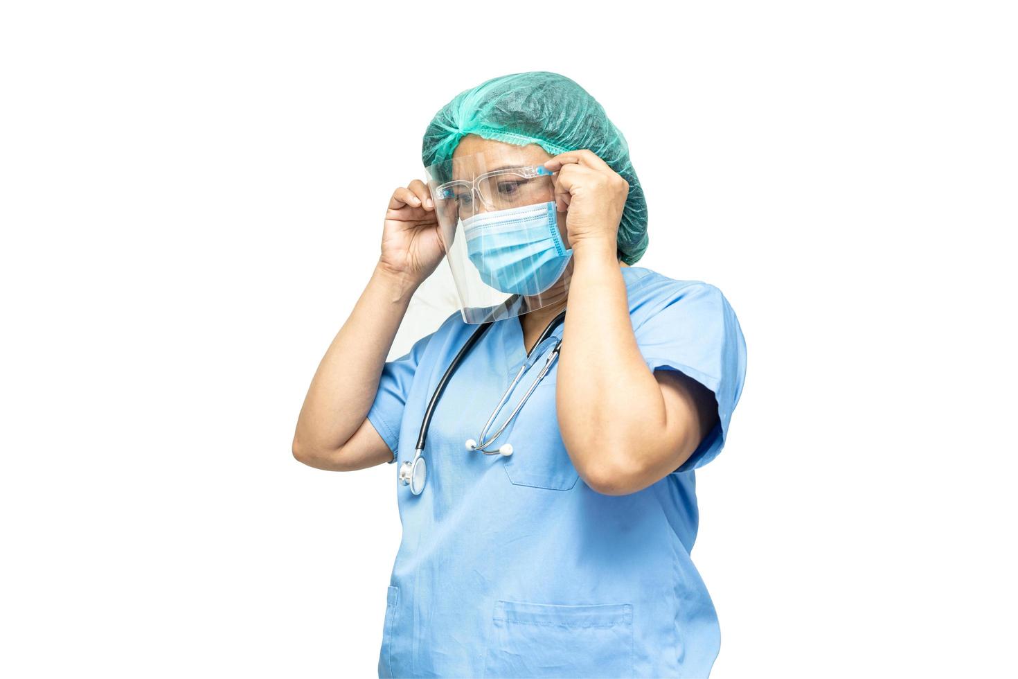 asiatisk läkare som bär mask, ansiktsskydd och ppe-kostym ny normal isolerad på vit bakgrund med urklippsbana för att skydda säkerhetsinfektion covid-19 coronavirus. foto