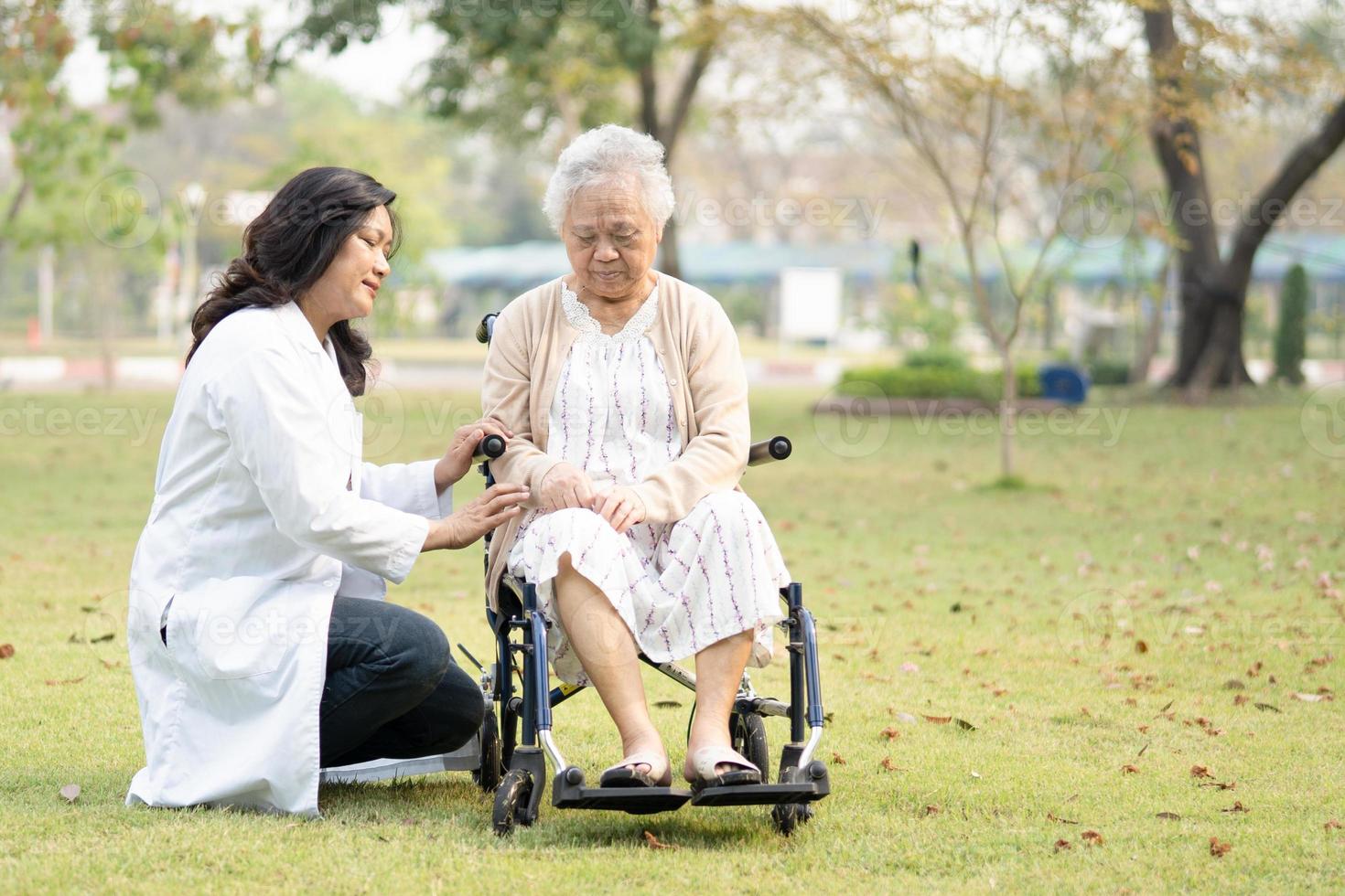 läkarehjälp och vård asiatisk senior eller äldre gammal damkvinnapatient som sitter på rullstol på vårdavdelningen, hälsosamt starkt medicinskt koncept foto