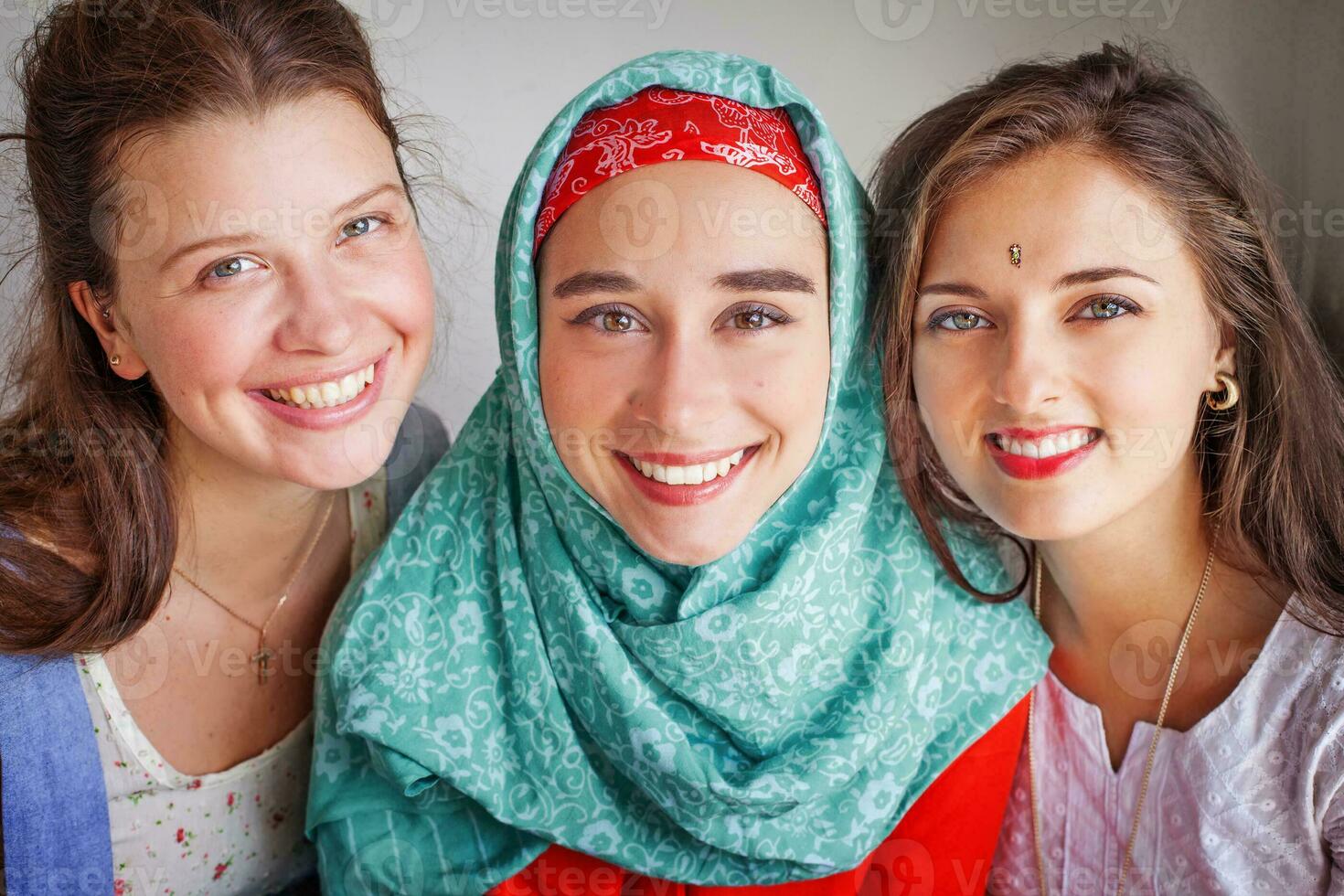 vänskap av de religioner begrepp muslim och kristen flicka tillsammans foto