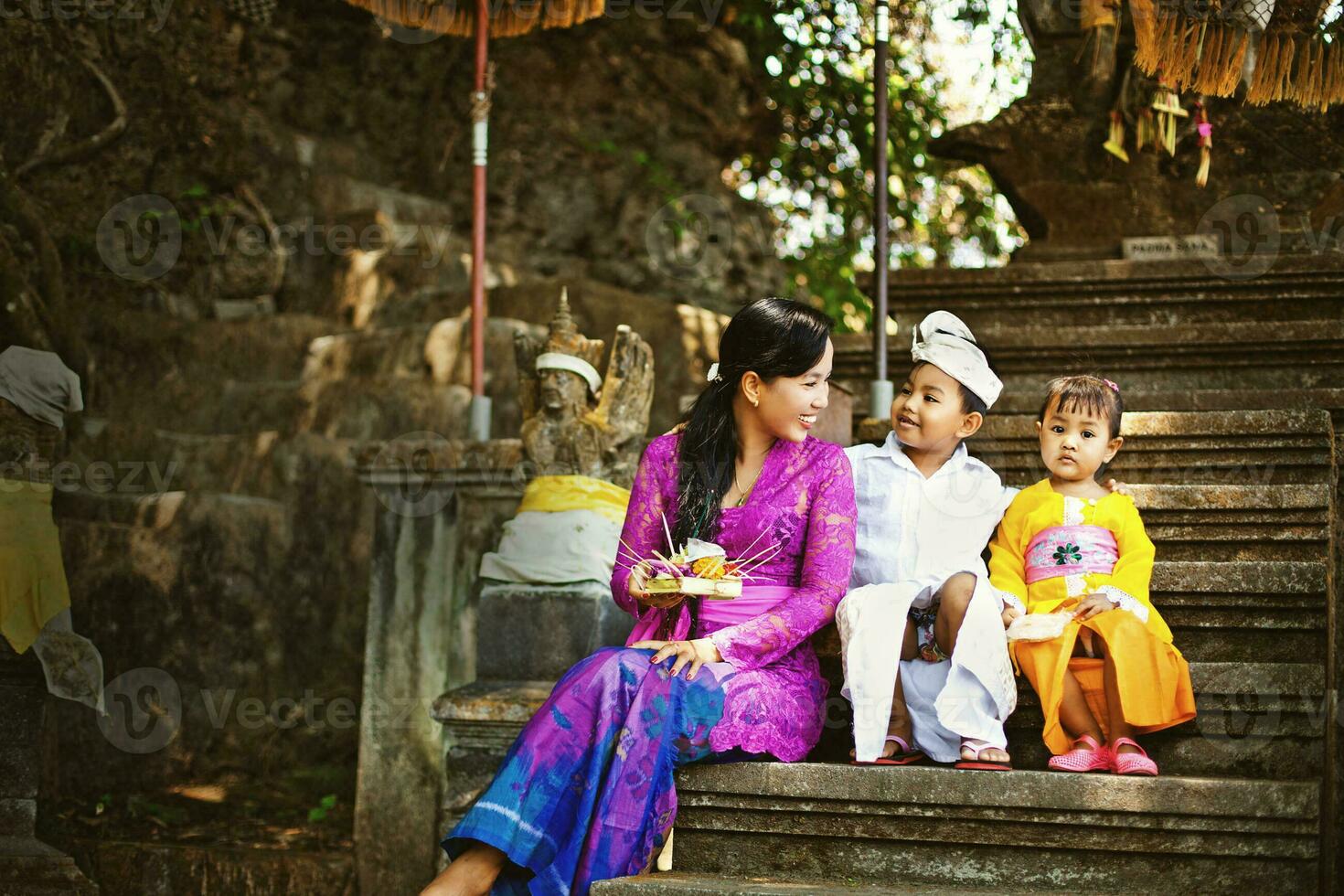 liten flicka i traditionell thai kläder foto