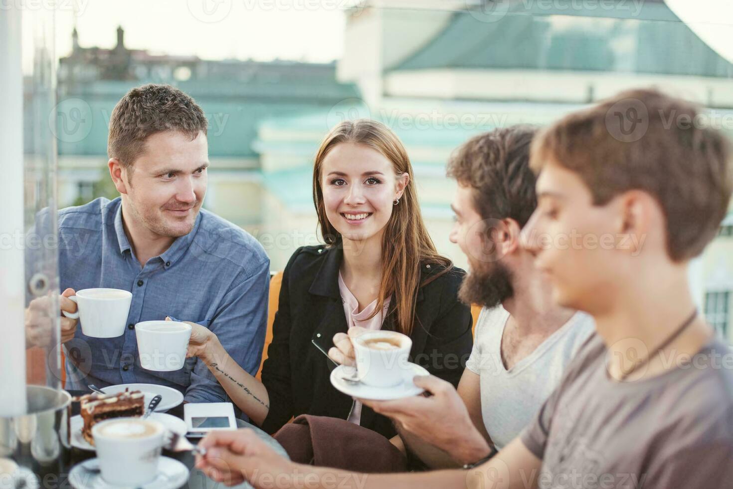 människor njuter kaffe tillsammans med vänner fokus på kvinnas ögon foto