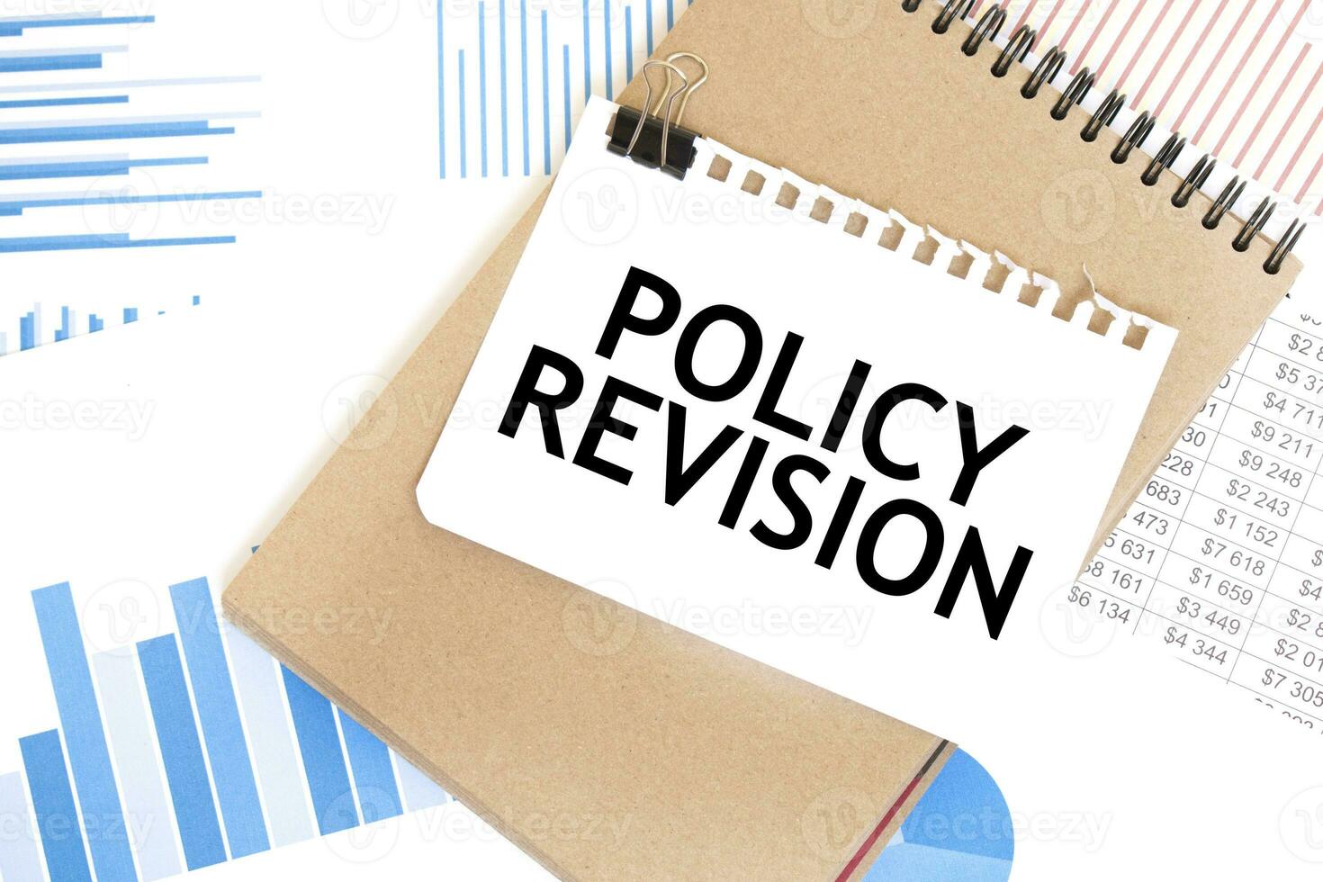 text politik revision på vit papper ark och brun papper anteckningsblock på de tabell med diagram. företag begrepp foto