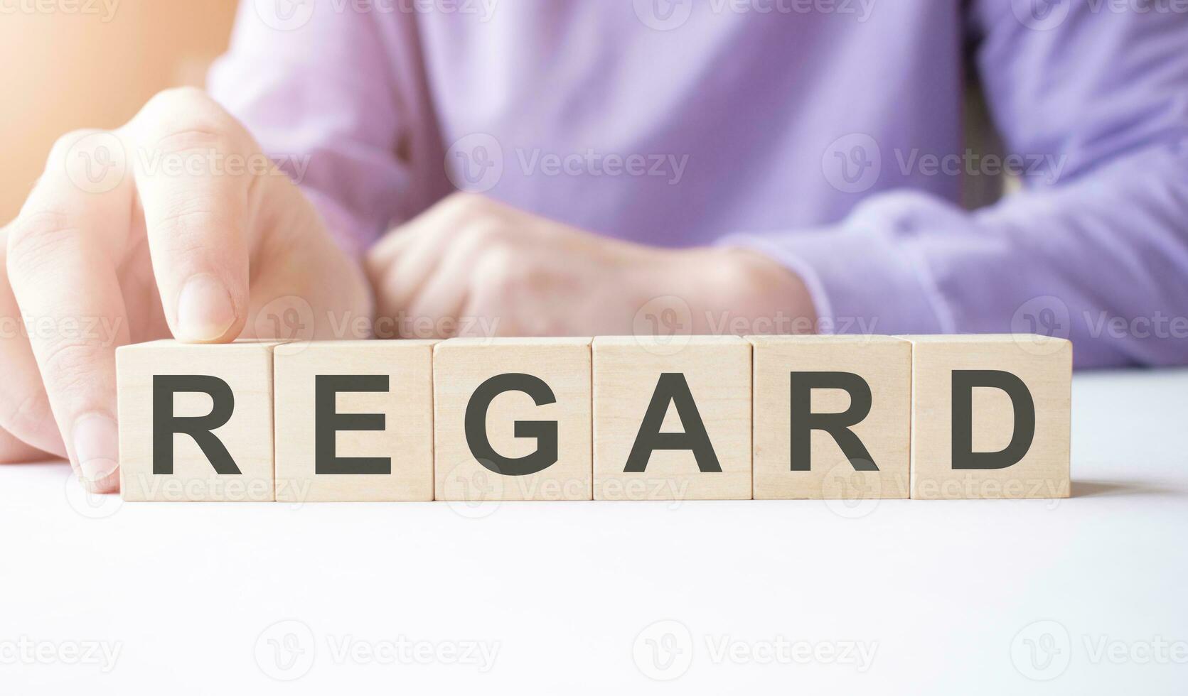 affärsman hand innehav trä- kub blockera med betrakta företag ord på tabell bakgrund. foto