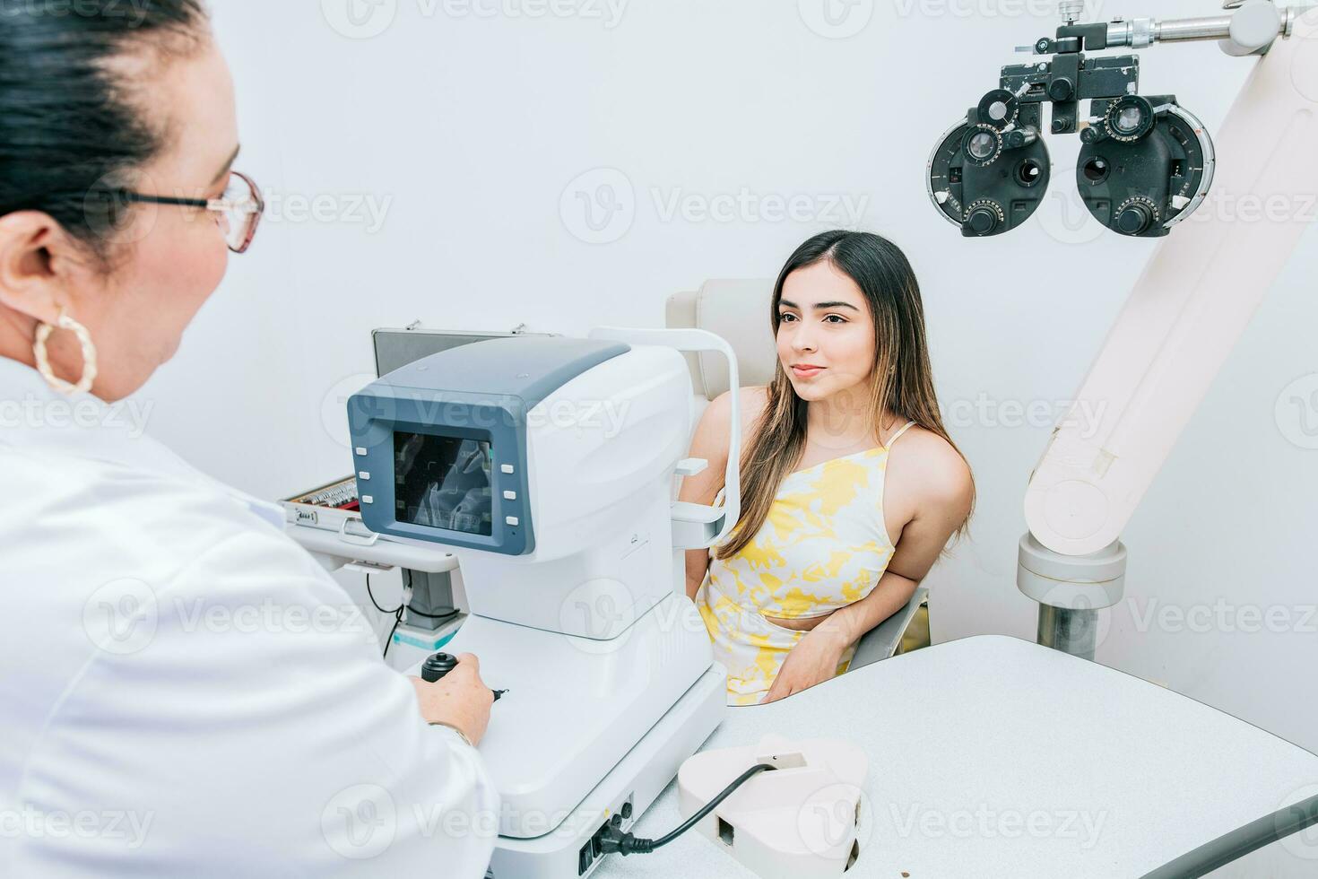 kvinna patient har samråd med optiker i kontor. optiker med kvinna patient i de autorefraktor foto