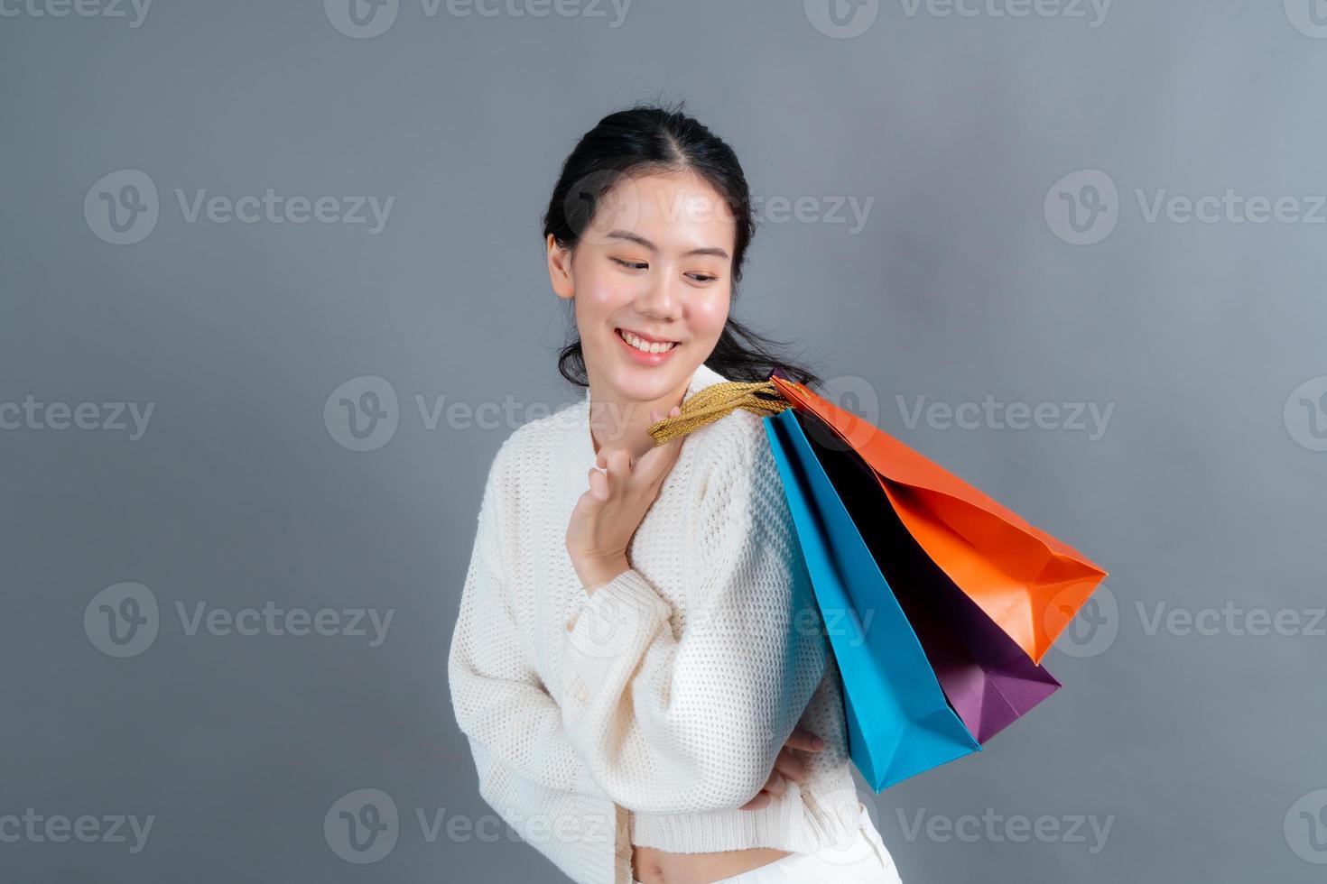 asiatisk kvinna med shoppingkassar foto