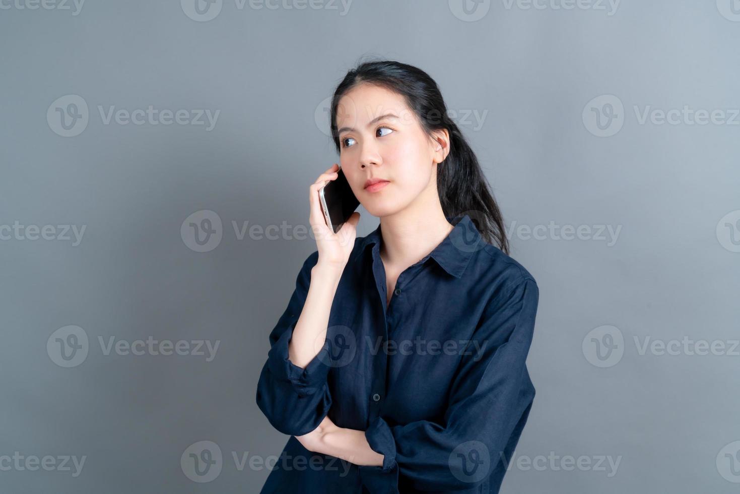 asiatisk kvinna som använder mobiltelefonpratande affärer foto