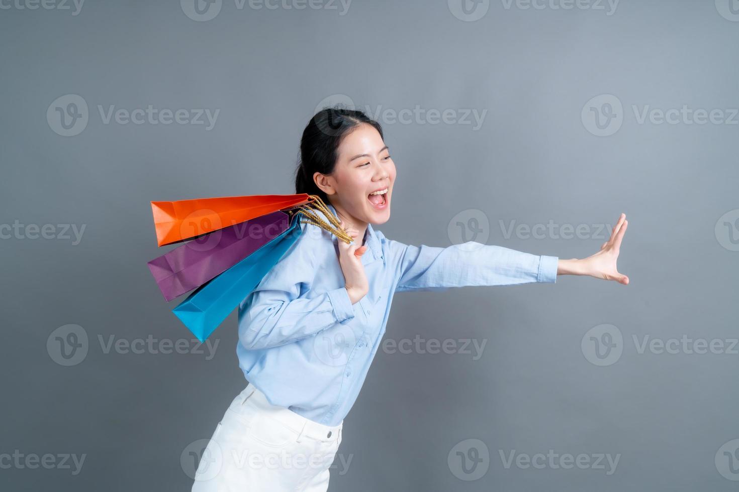 asiatisk kvinna med shoppingkassar foto