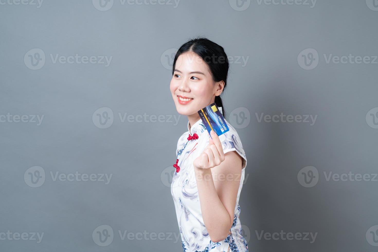 asiatisk kvinnakläder kinesisk traditionell klänning med handinnehavkreditkort foto