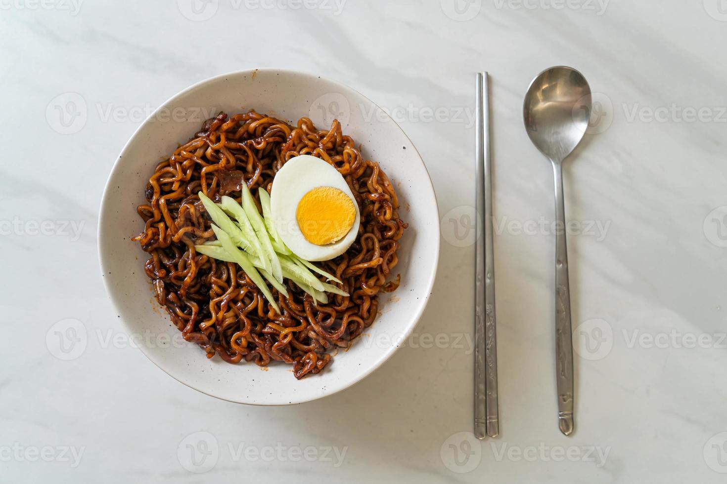 koreansk snabbnudel med svart bönsås eller jajangmyeon eller jjajangmyeon foto