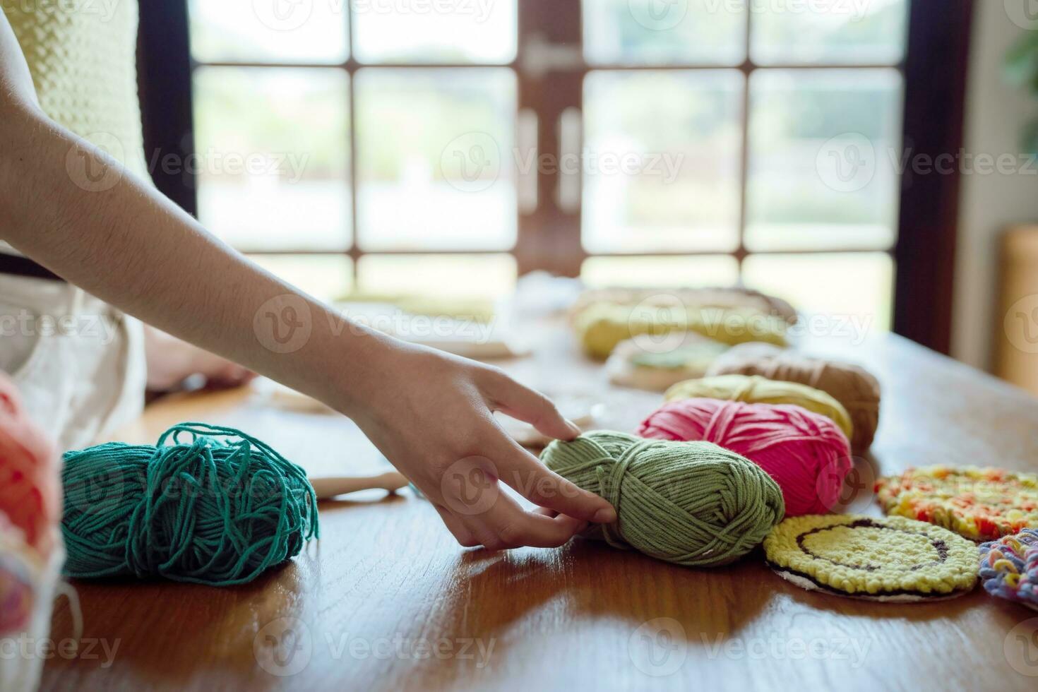 stansa nål. asiatisk kvinna framställning handgjort hobby stickning i studio verkstad. designer arbetsplats handgjort hantverk projekt diy broderi begrepp. foto