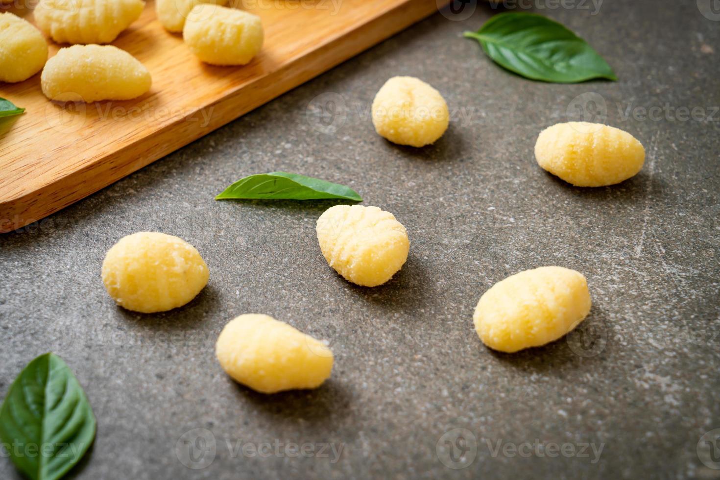 traditionell italiensk gnocchi pasta - okokt foto