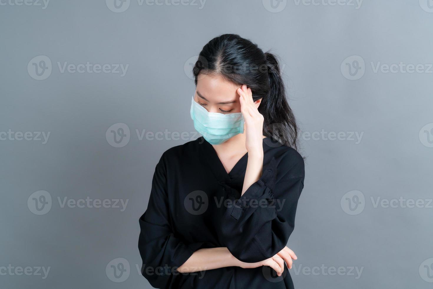 asiatisk kvinna som bär medicinsk ansiktsmask skyddar filterdamm pm2.5 anti-förorening, anti-smog och covid-19 foto