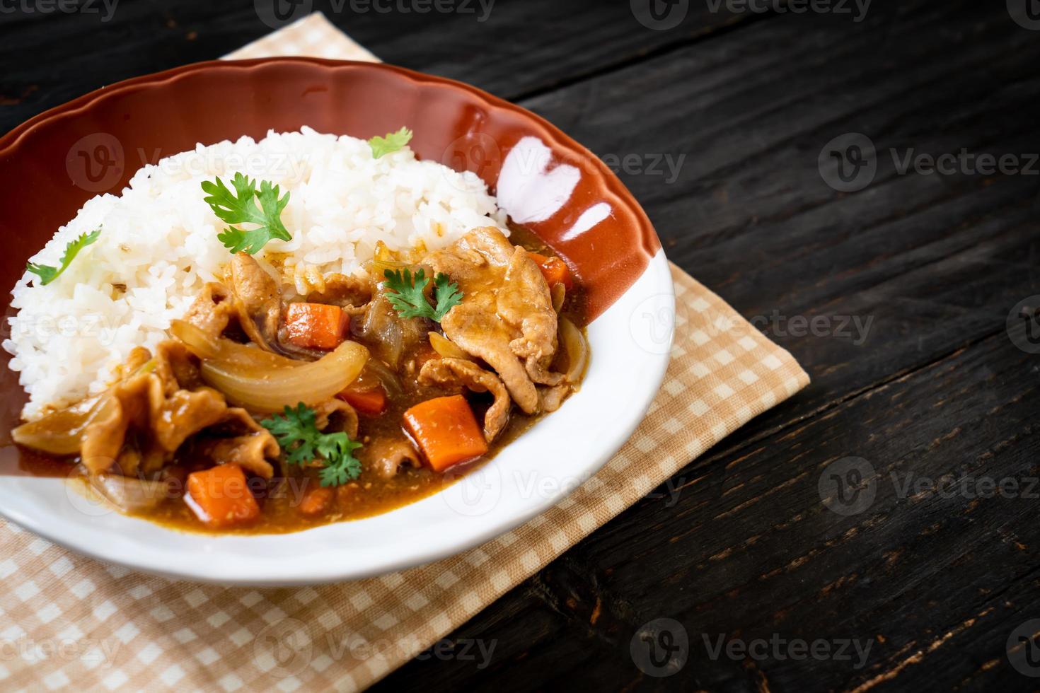 japanskt curryris med skivat fläsk, morot och lök foto