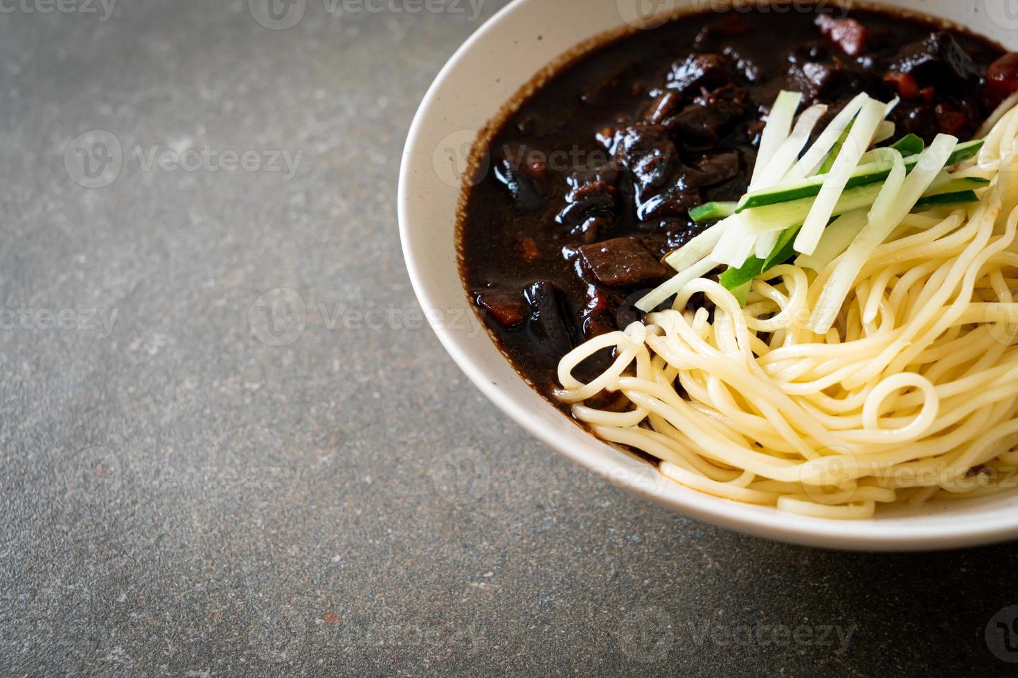 jajangmyeon eller jjajangmyeon är koreansk nudel med svart sås foto