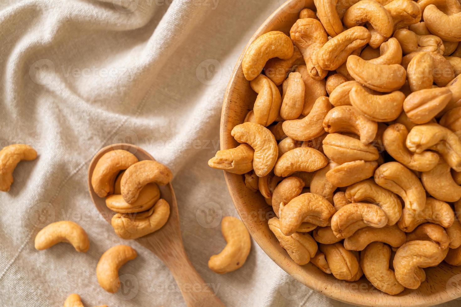 cashewnötter i träskål foto