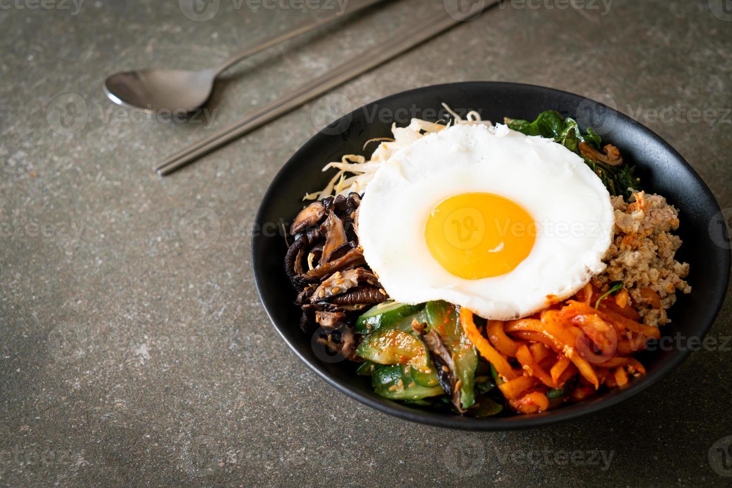 koreansk kryddig sallad med ris - traditionellt koreansk mat, bibimbap foto