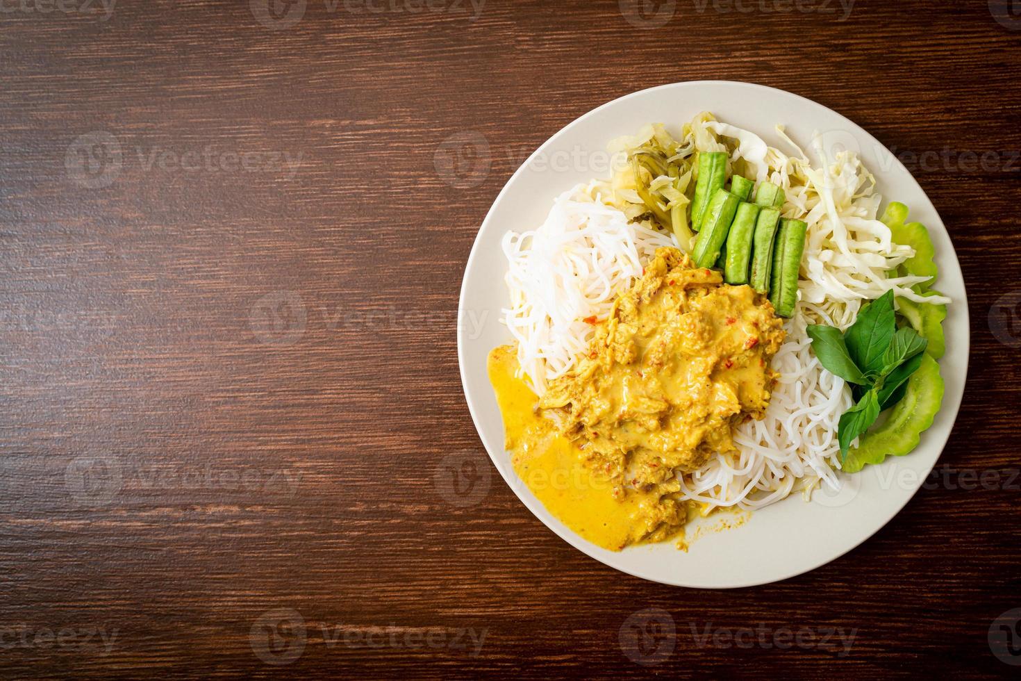 thailändska risnudlar med krabba curry och olika grönsaker foto