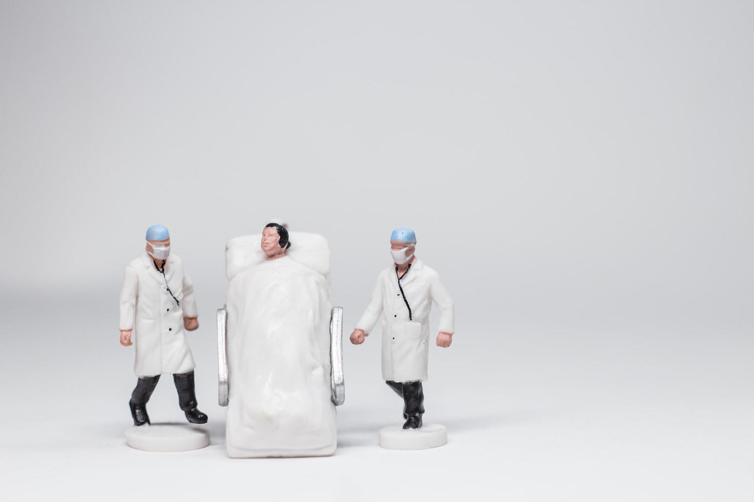 enkelt konceptfoto, minifigurläkare och sjuksköterskor minifigurevakuering av infekterade patienter foto