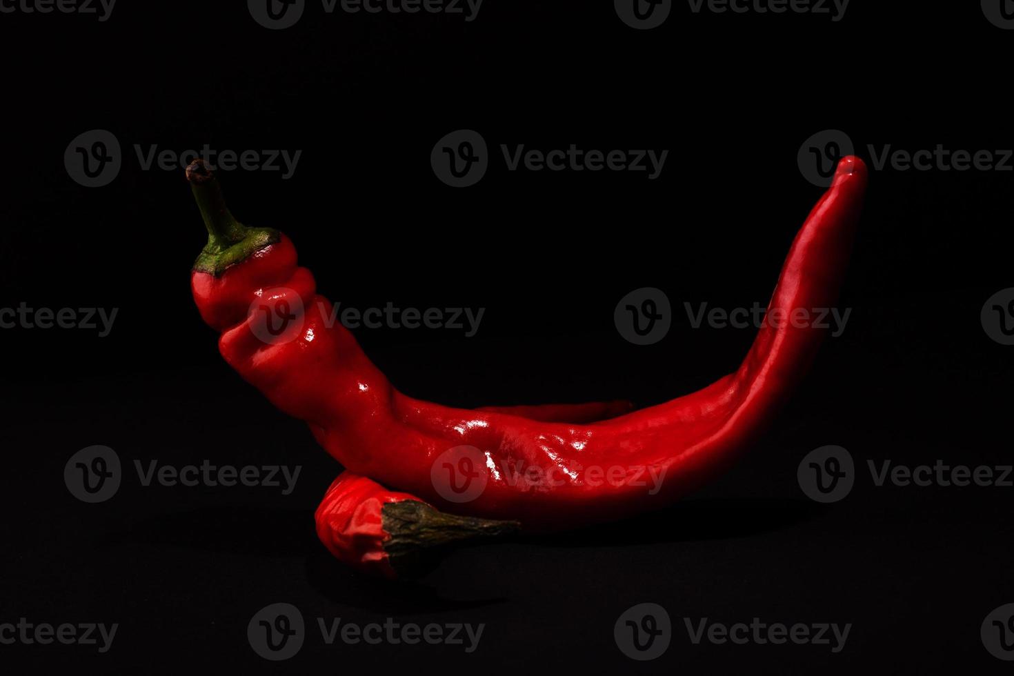 röd het chilipeppar på en svart bakgrund foto