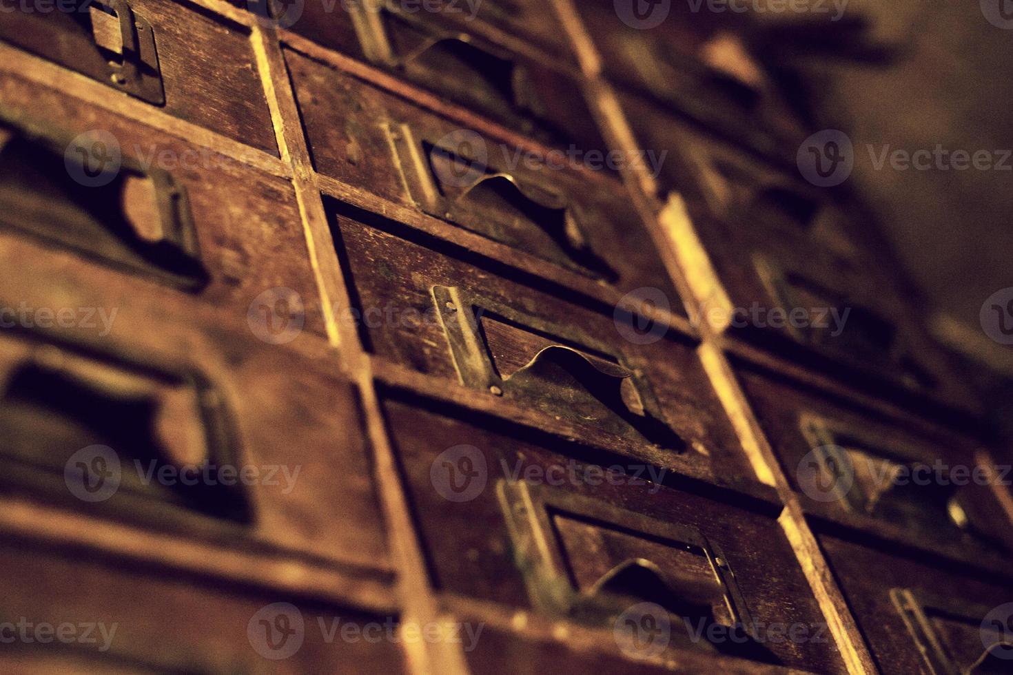 gammal trägarderob med små lådor för bokstavsförvaring, vintage retro-safe, exklusiv 1800-tals handgjord minigarderob foto